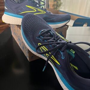 NEW Brooks Mens size 10 wide 2E neutral running shoes navy, blue and night life